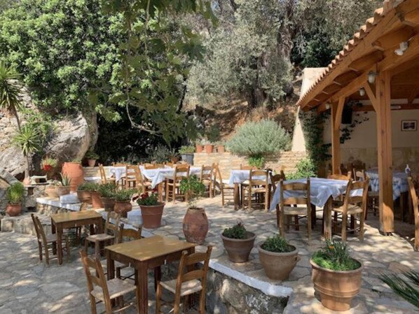 Apartment | Outdoor dining