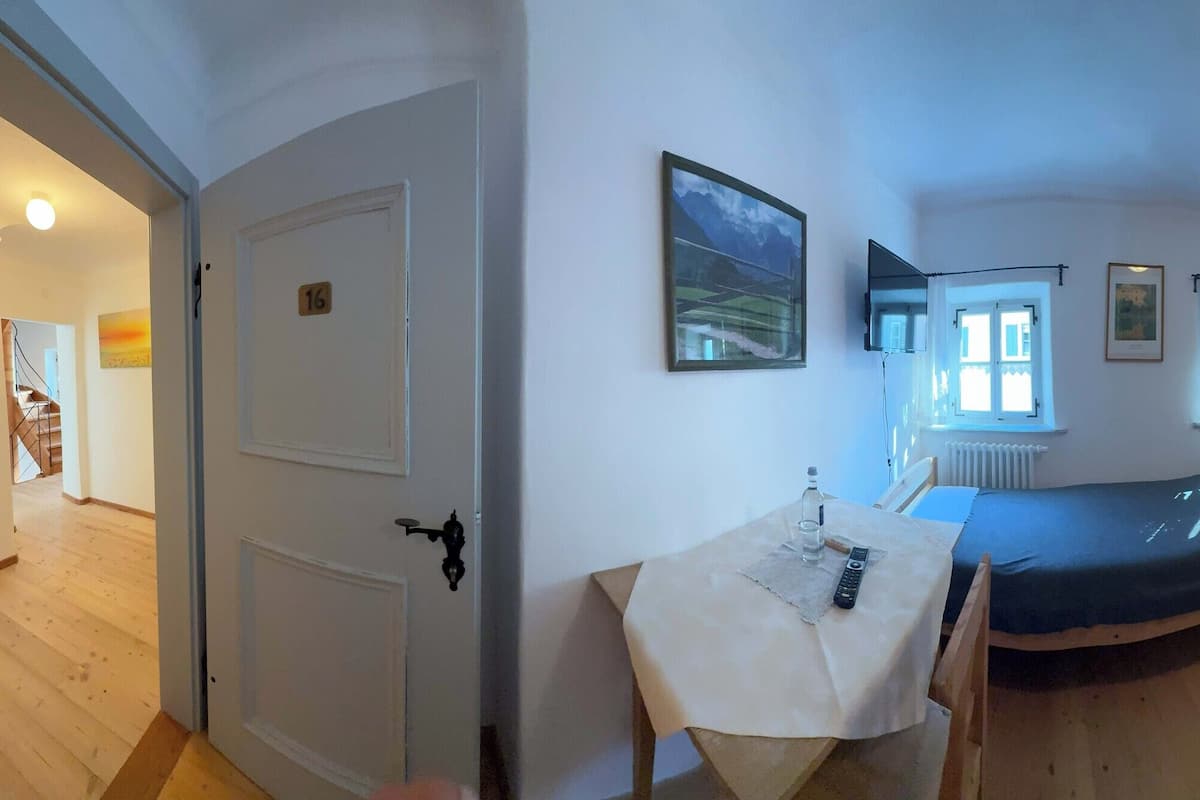 Ropa de cama de alta calidad y escritorio