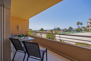 Outdoor dining - Super Cute 1-Bed Beachfront Pool View Apartment (Albufeira)
