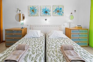 1 bedroom, in-room safe, iron/ironing board, free WiFi - Super Cute 1-Bed Beachfront Pool View Apartment (Albufeira)