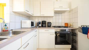 Een koelkast, een magnetron, een oven, een kookplaat