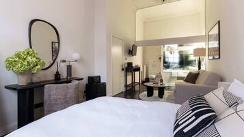 Escritorio, cuna de viaje, wifi y ropa de cama