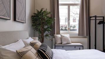 Escritorio, cuna de viaje, wifi y ropa de cama