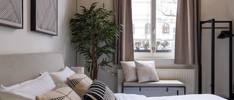 Desk, travel cot, WiFi, bed sheets