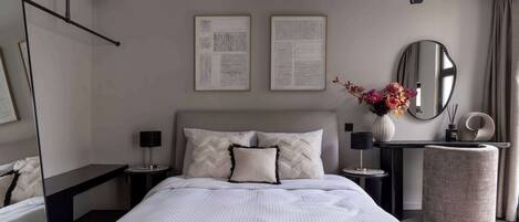 Escritorio, cuna de viaje, wifi y ropa de cama