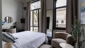 Desk, WiFi, bed sheets