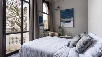 Desk, WiFi, bed sheets