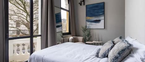 Escritorio, wifi y ropa de cama