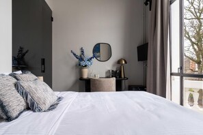 Desk, WiFi, bed sheets