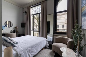Desk, WiFi, bed sheets