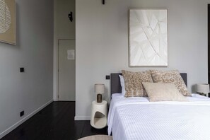 Desk, WiFi, bed sheets