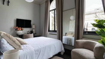 Desk, WiFi, bed sheets