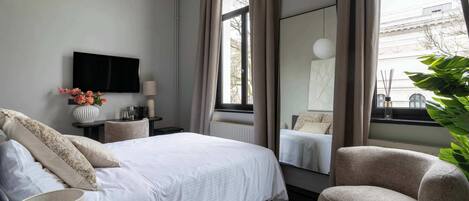 Escritorio, wifi y ropa de cama