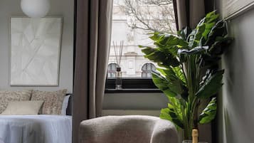 Een bureau, wifi, beddengoed