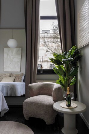 Desk, WiFi, bed sheets