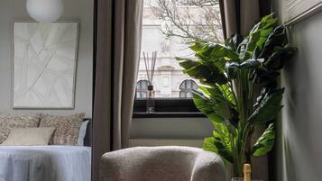 Desk, WiFi, bed sheets