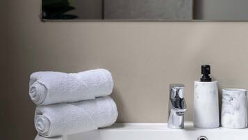 Douche, sèche-cheveux, serviettes fournies