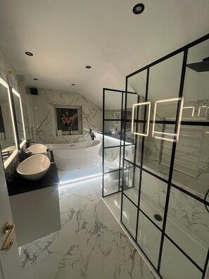 บ้านพัก | ห้องน้ำ | ฝักบัวในอ่างอาบน้ำ, อ่างอาบน้ำแบบแช่ตัว, ผ้าเช็ดตัว