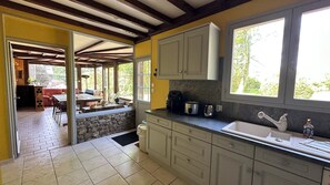 冷蔵庫、電子レンジ、オーブン、コンロ