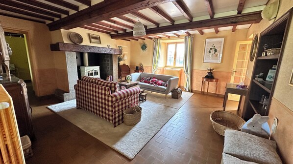 Smart TV, fireplace, video games, DVD player - In the heart of La Manche: the perfect place to explore and experience Normandy! (Marchésieux)