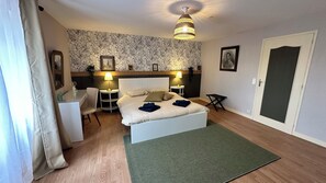 3 bedrooms, desk, iron/ironing board, travel crib - In the heart of La Manche: the perfect place to explore and experience Normandy! (Marchésieux)