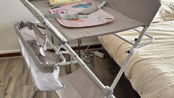 3 chambres, bureau, fer et planche Ă repasser, lit parapluie