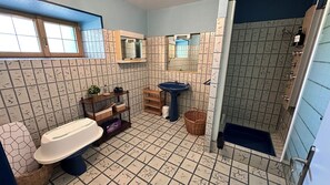 Shower, hair dryer, towels, soap - In the heart of La Manche: the perfect place to explore and experience Normandy! (Marchésieux)