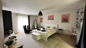 3 Schlafzimmer, Schreibtisch, Bügeleisen/Bügelbrett, Reisekinderbett