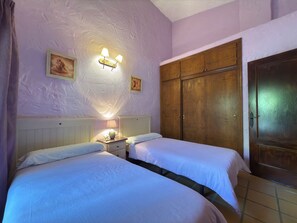 2 habitaciones, tabla de planchar con plancha, wifi y ropa de cama 