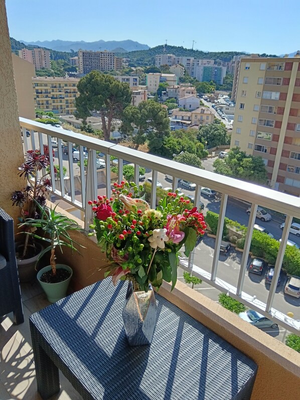 Property grounds - Chic, quiet apartment. (Ajaccio)