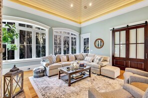 Smart-TV, Bücher, Arbeitsbereiche, Computerbildschirme