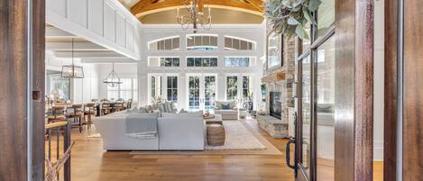 TV connectée, livres, espaces bureaux, écrans d'ordinateur