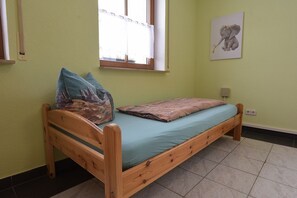 1 slaapkamer, een strijkplank/strijkijzer, reisbedje, gratis wifi