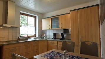 Kühlschrank, Mikrowelle, Herdplatte, Geschirrspüler