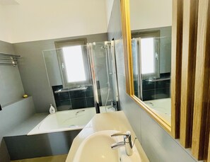 Haartrockner, Handtücher, Seife, Toilettenpapier