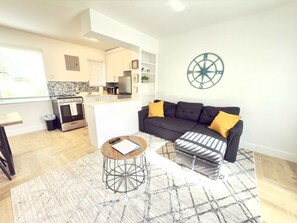 Tv, böcker och kontor