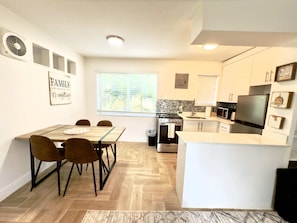 Fridge, microwave, oven, stovetop - Cozy Beach Retreat: Perfect for Couples (Hollywood)
