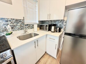 Geladeira, micro-ondas, fogão, cooktop