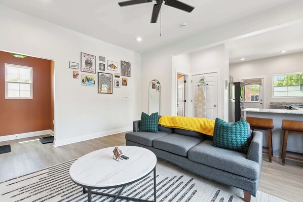 TV - Funky & Fun! 1BR Apartment, Ground Floor (Baton Rouge)