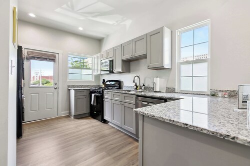 Cottage Vibes in the City - 1BD, 2nd Floor