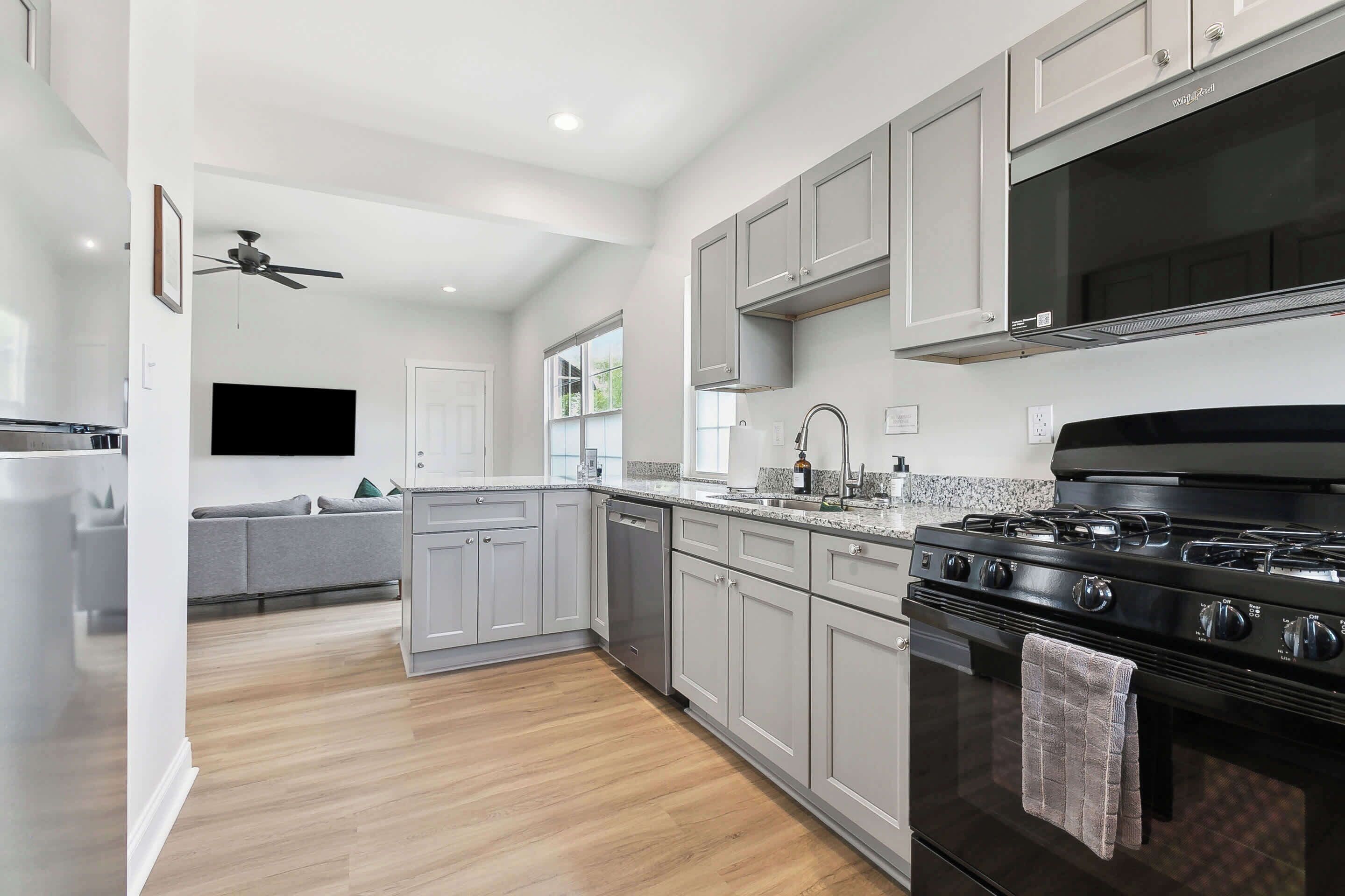 冰箱、微波炉、烤箱、炉灶