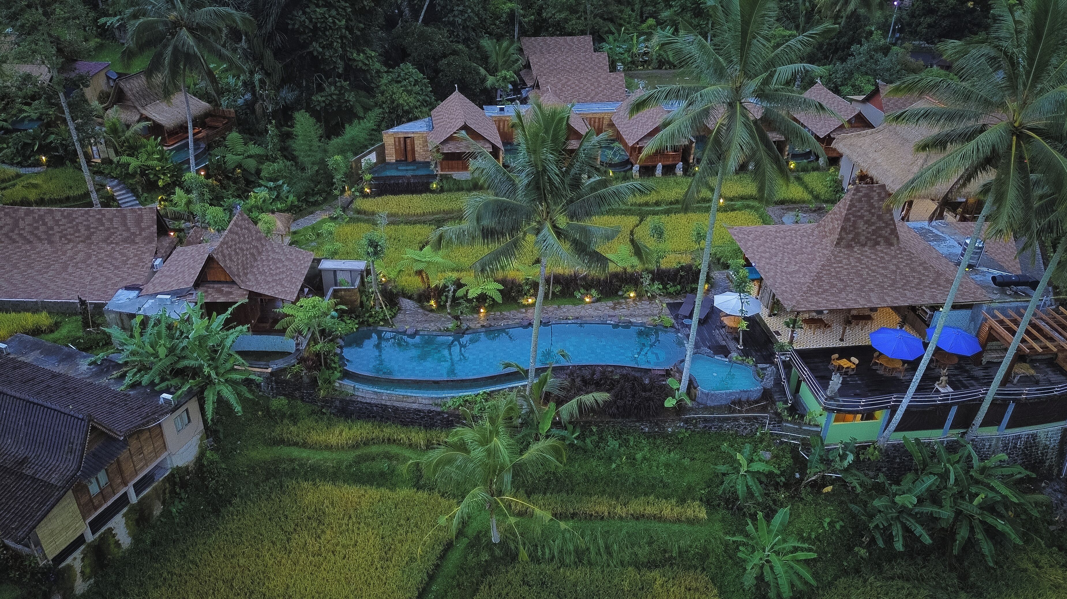 2 piscinas externas, funciona das 6h às 22h, guarda-sóis
