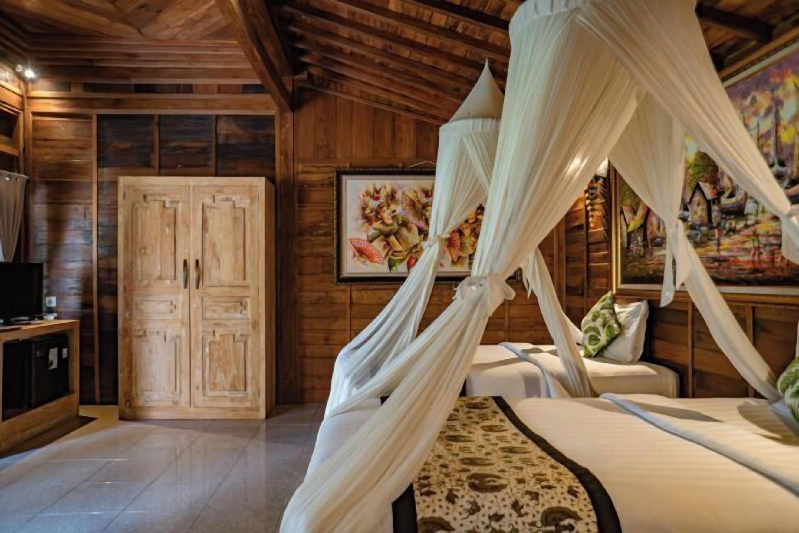 Minibar, in-room safe, desk, free WiFi