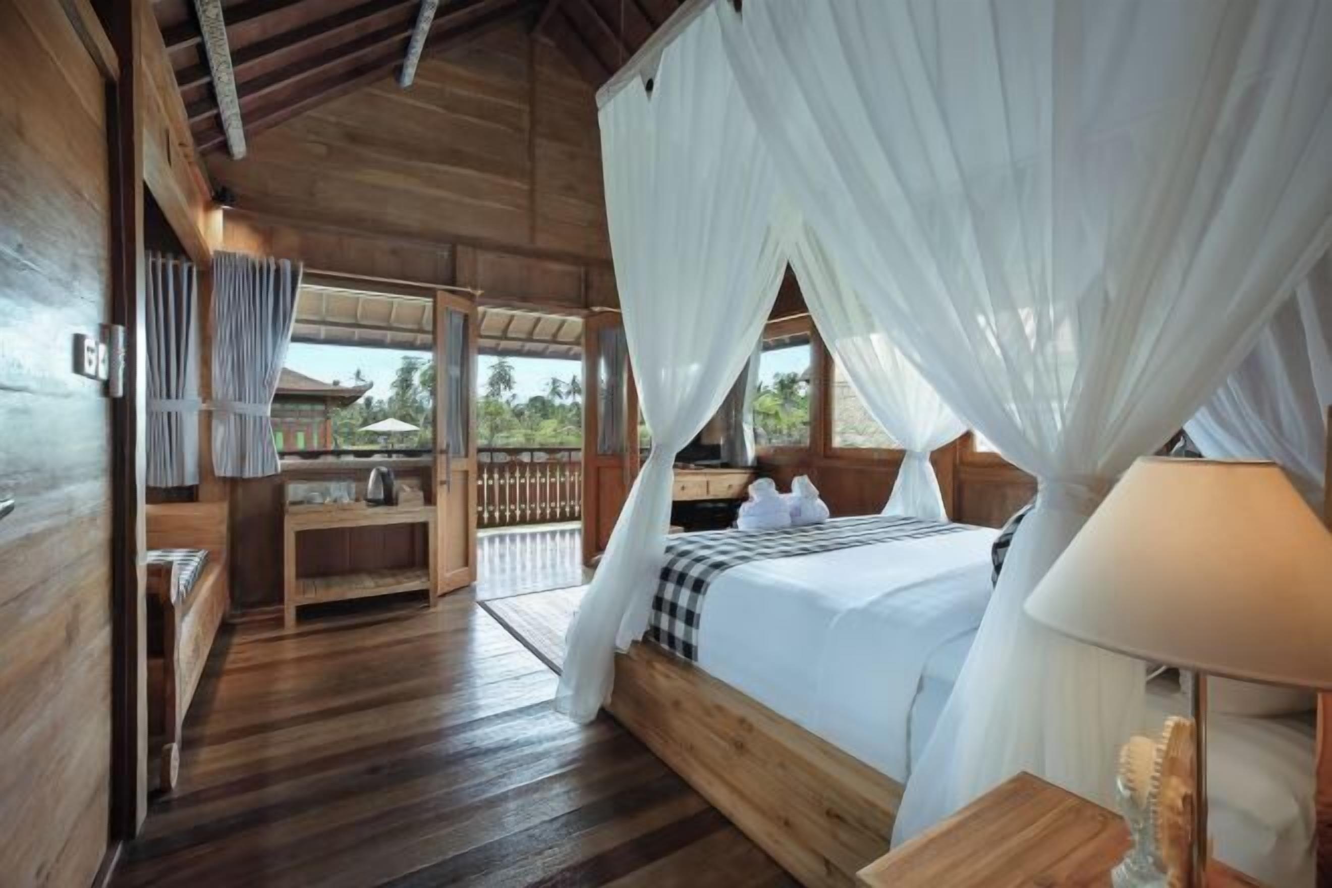 Minibar, in-room safe, desk, free WiFi