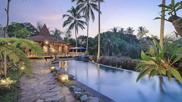 2 piscines extérieures, parasols de plage, chaises longues
