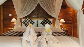 Honeymoon Suite | 1 bedroom, minibar, in-room safe, desk