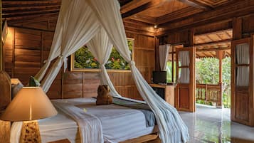 Minibar, in-room safe, desk, free WiFi