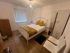 3 bedrooms, desk, iron/ironing board, WiFi