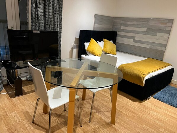 2 bedrooms, WiFi - Stratford Bow Road West ham United London (London)