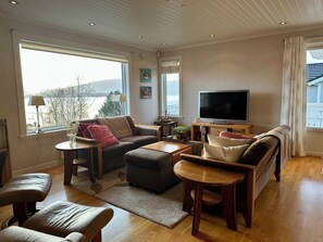 Living area - Spacious house with views of the fjord and mountains. Close to nature and city. (Møre og Romsdal)